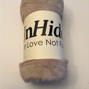 UNHIDE MEDIUM FAUX FUR THROW Blanket 60”X80”